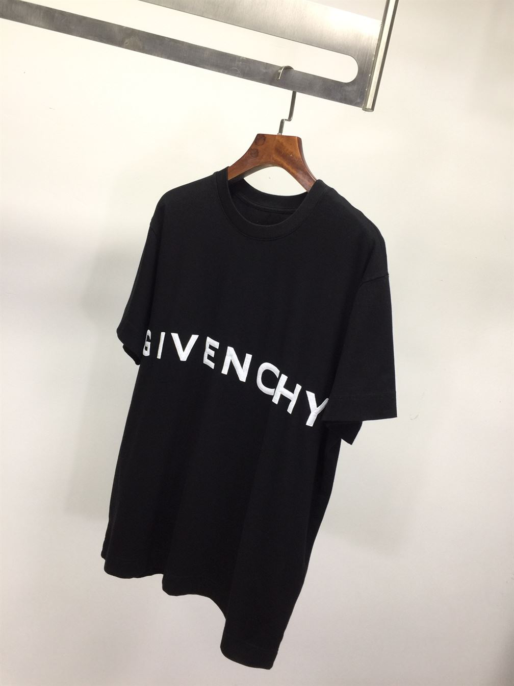 GIVENCHY 4G EMBROIDERED SLIM FIT T-SHIRT IN BLACK – GTS005