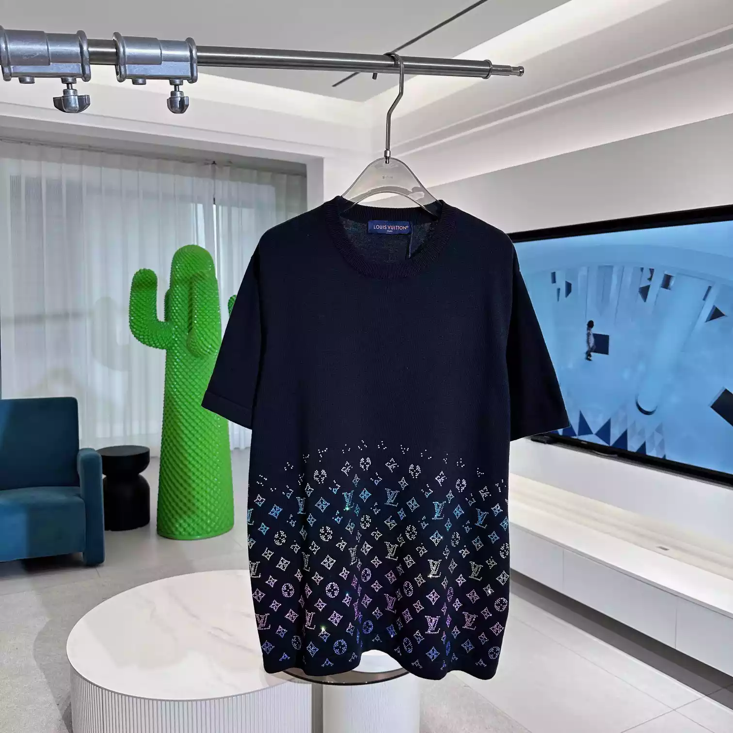 MONOGRAM GRADIENT EMBELLISHED SHORT-SLEEVED CREWNECK IN BLACK – LVTS117