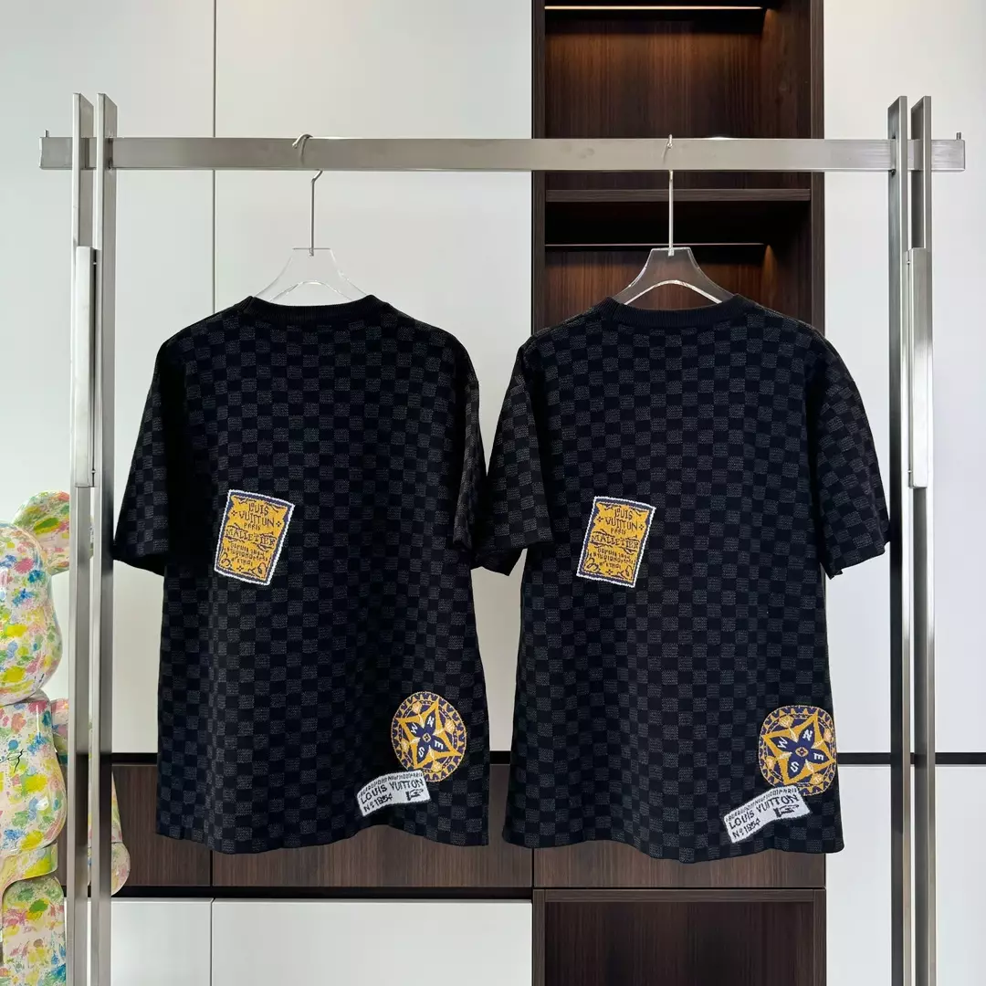 LV ART PRINTED DAMIER COTTON T-SHIRT IN BLACK – LVTS107