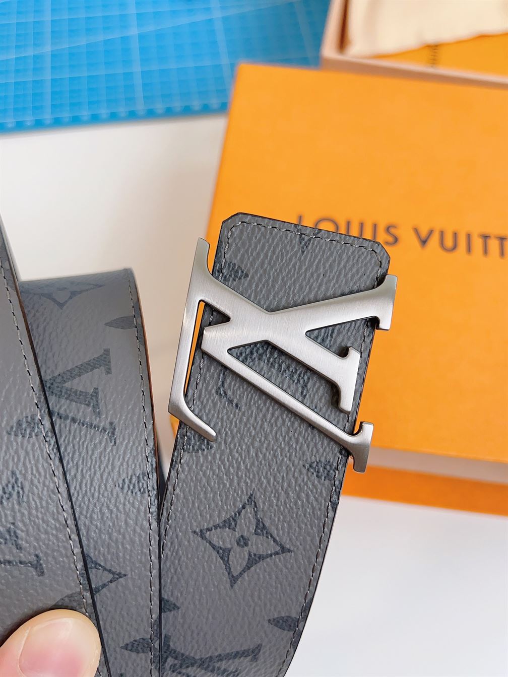 LOUIS VUITTON LV INITIALES 40MM REVERSIBLE BELT – LBE027
