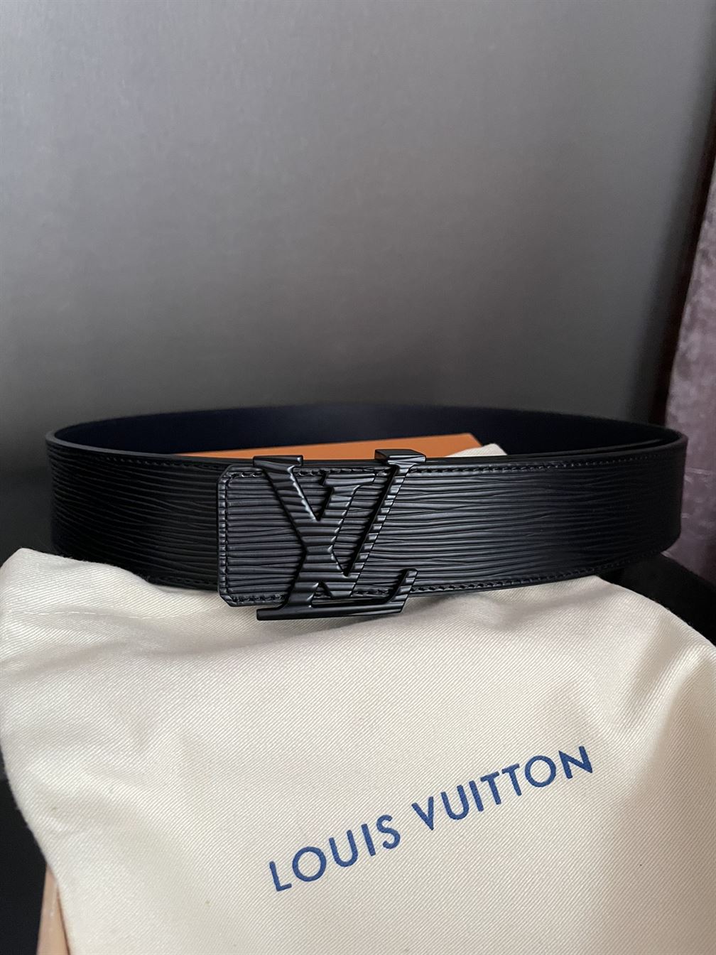LV INITIALES 40MM – LBE009