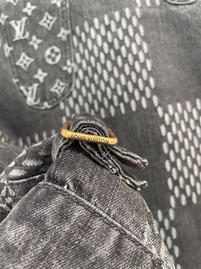 LOUIS VUITTON X NIGO GIANT DAMIER WAVES MNGM DENIM JACKET NOIR – LVC001