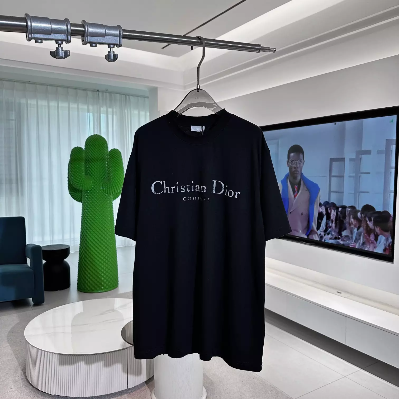 DIOR COUTURE T-SHIRT, RELAXED FIT BLACK DISTRESSED-EFFECT COTTON JERSEY – DOT034