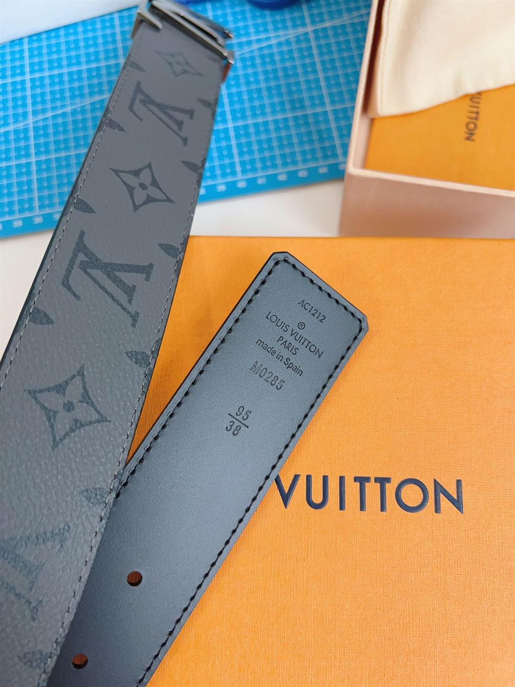 LOUIS VUITTON LV INITIALES 40MM REVERSIBLE BELT – LBE027