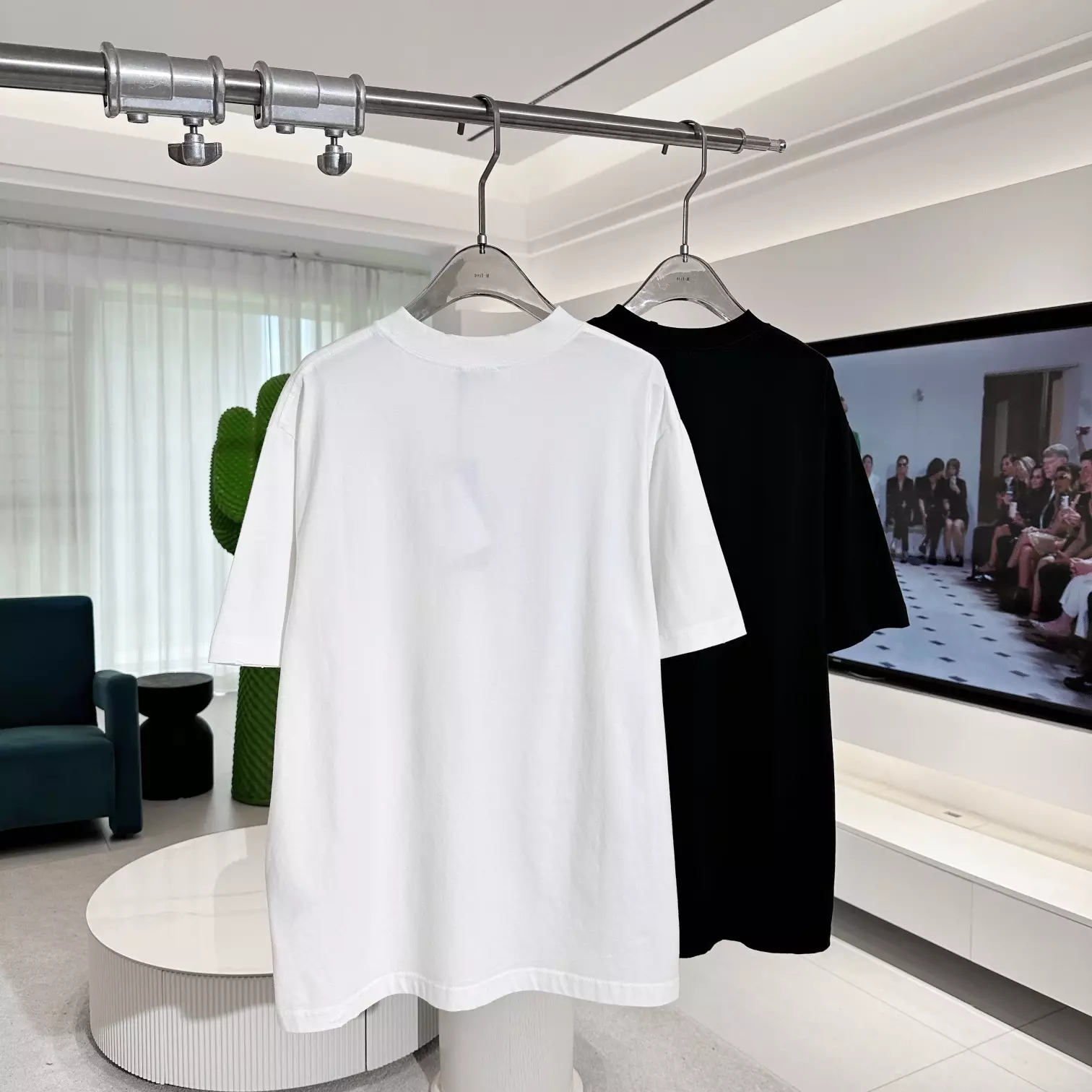 DIOR COUTURE T-SHIRT, RELAXED FIT WHITE DISTRESSED-EFFECT COTTON JERSEY – DOT033