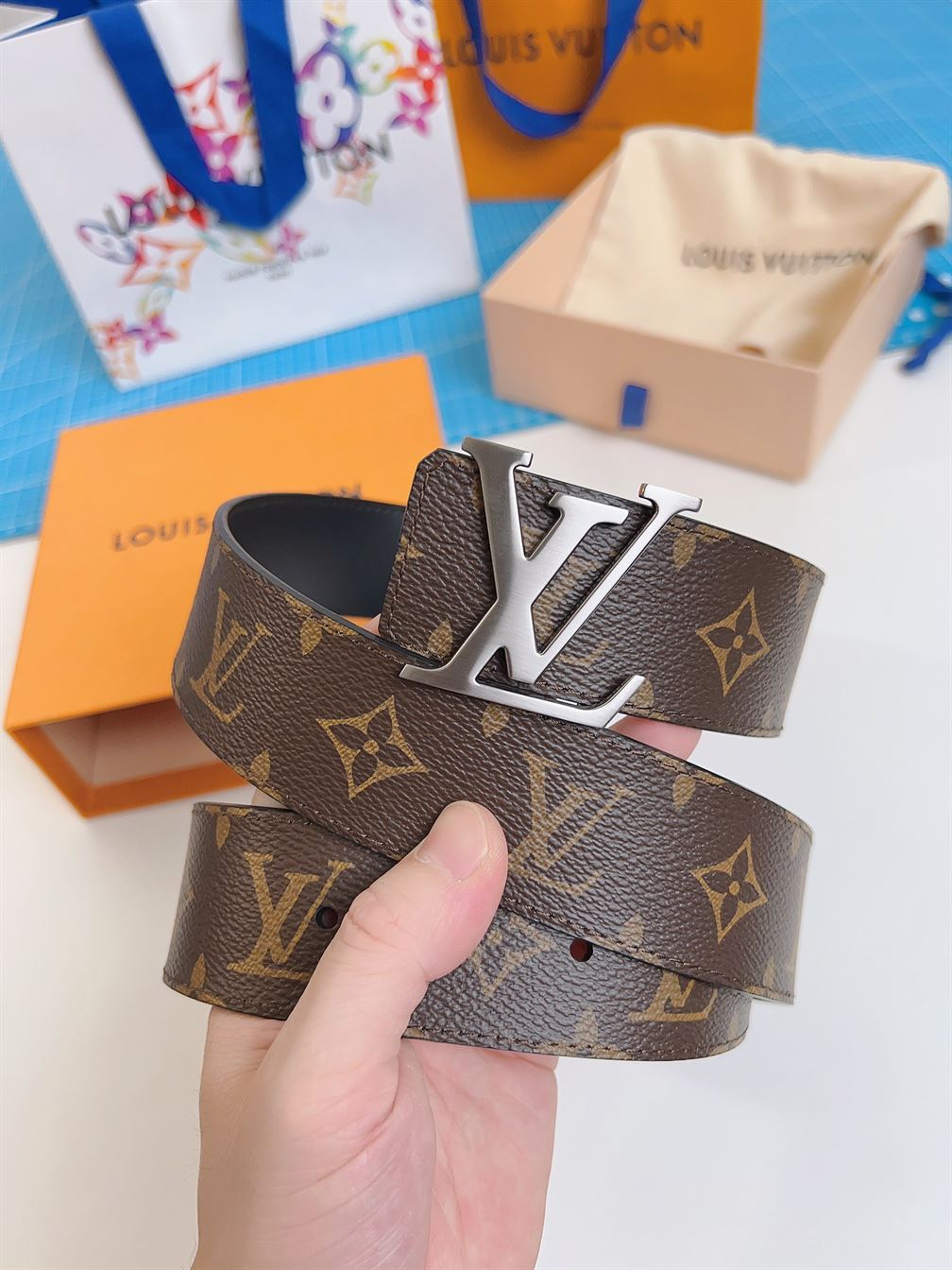 LOUIS VUITTON LV INITIALES 40MM REVERSIBLE BELT – LBE028