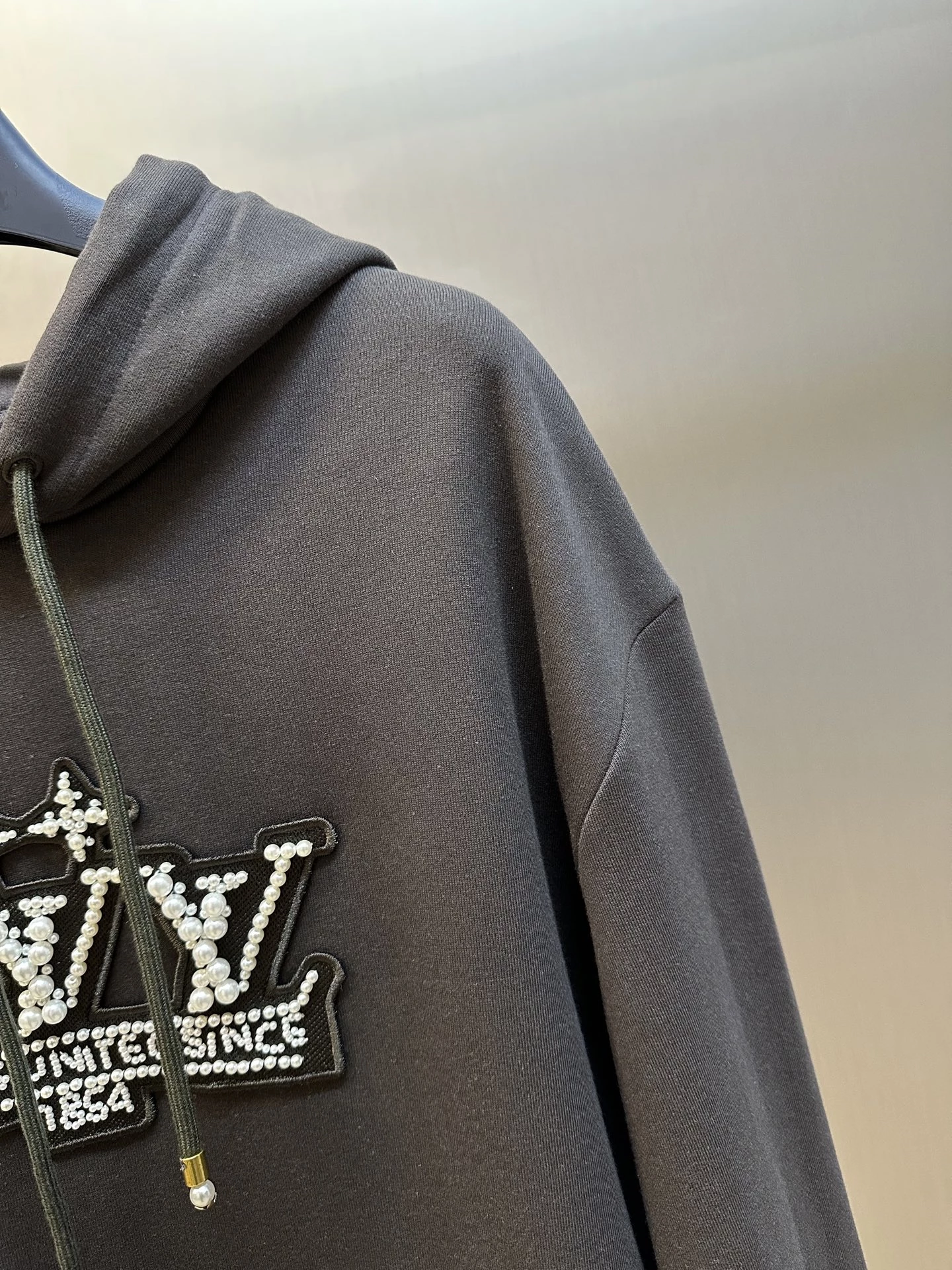 LOUIS VUITTON DAMIER PULLOVER WITH PEARL SIGNATURE – LVC052