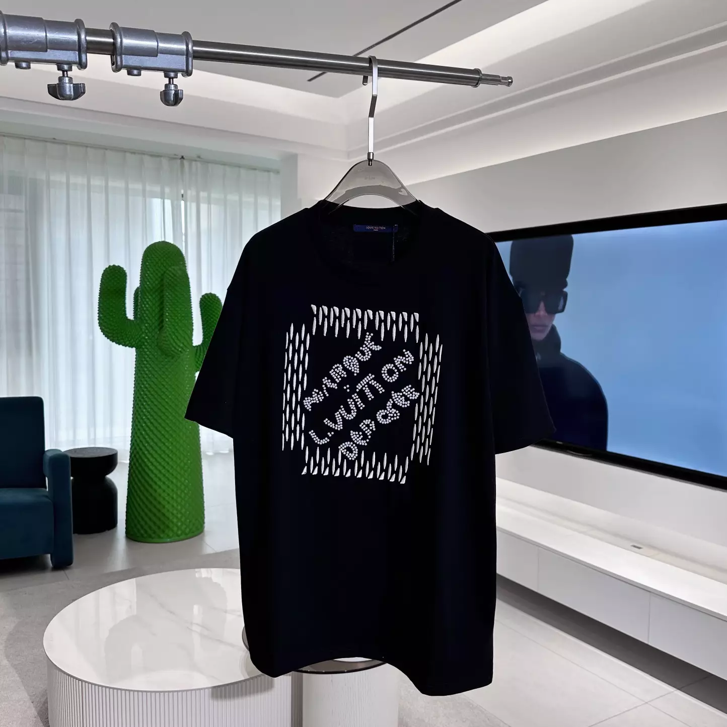 EMBROIDERED SIGNATURE COTTON T-SHIRT IN BLACK – LVTS121