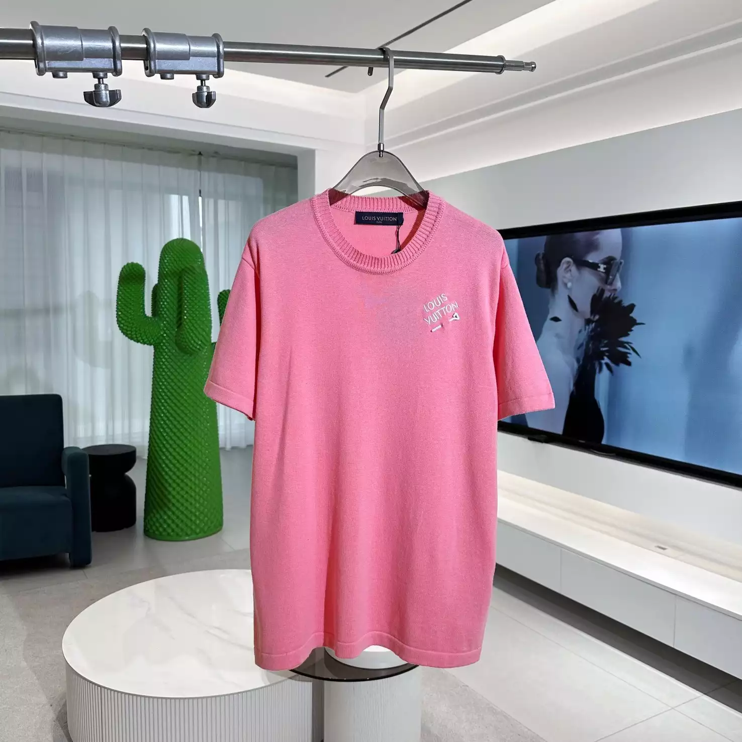 SIGNATURE SHORT-SLEEVED COTTON CREWNECK IN PINK – LVTS115