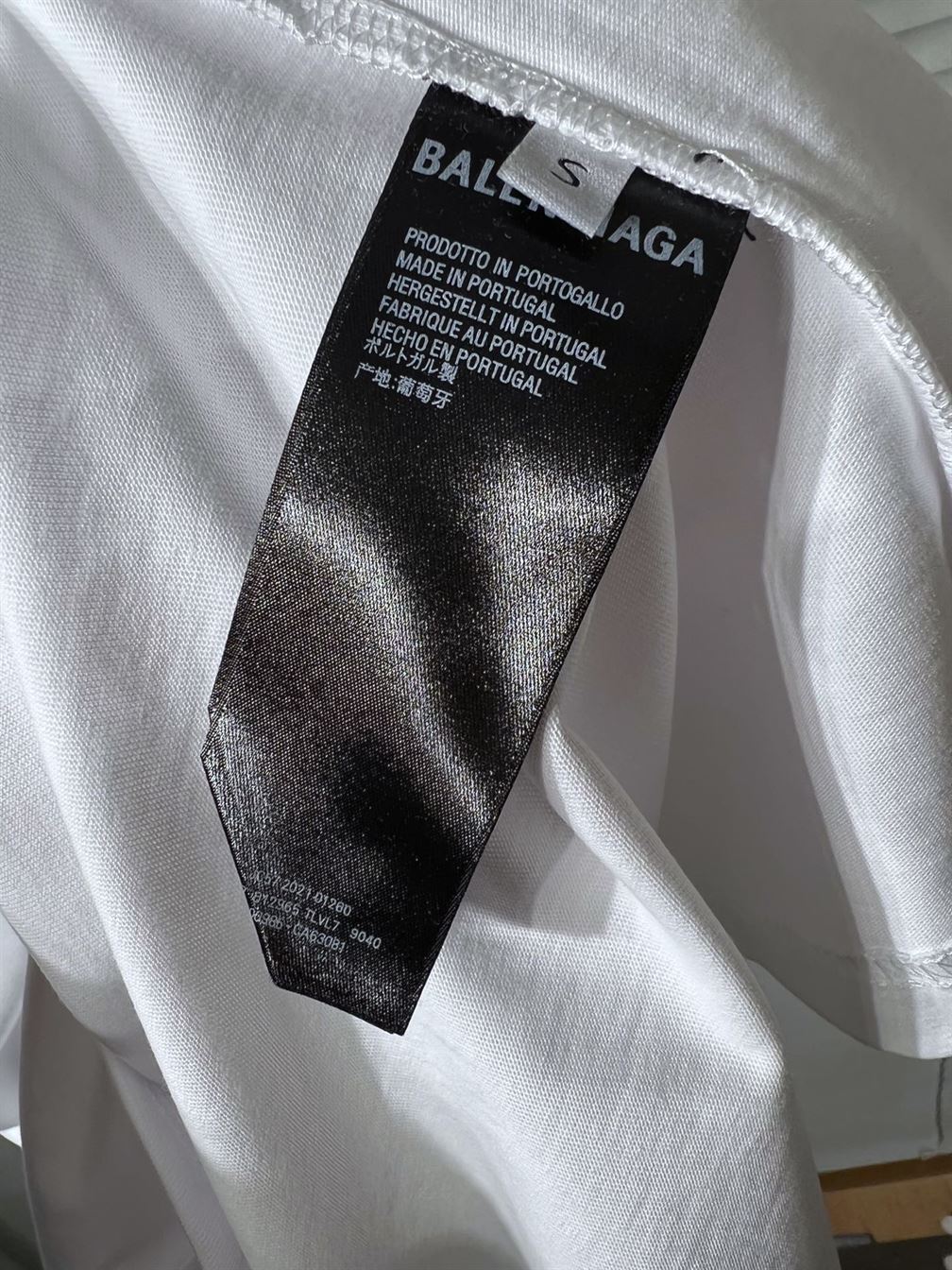 BALENCIAGA MEN’S CITIES PARIS T-SHIRT MEDIUM FIT IN WHITE – BAS008