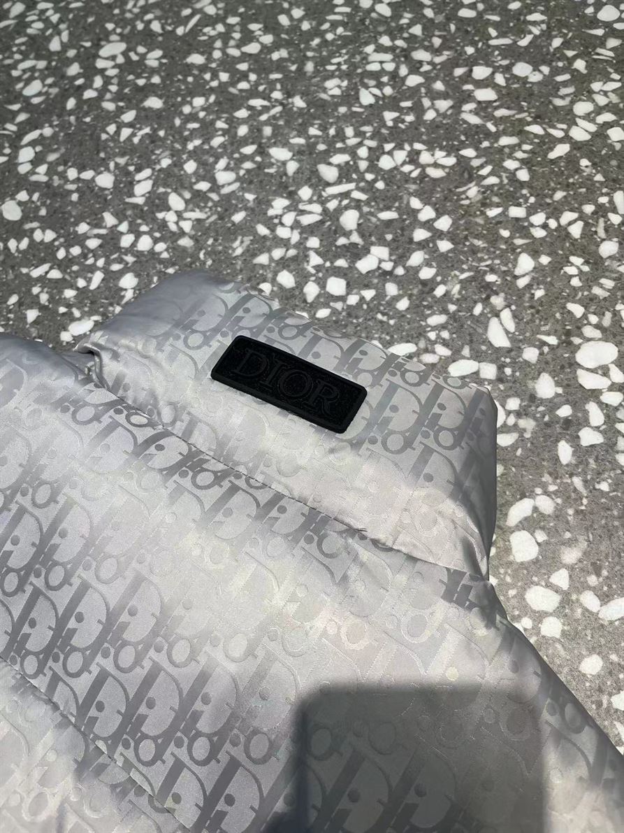 DIOR OBLIQUE SLEEVELESS DOWN JACKET – DRC015