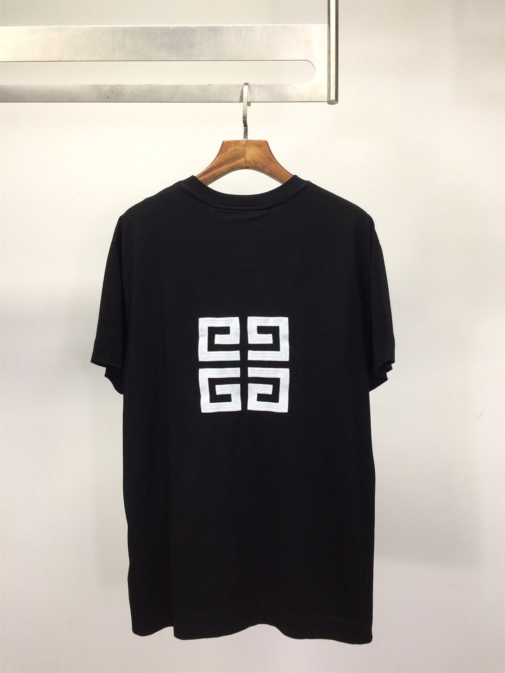 GIVENCHY 4G EMBROIDERED SLIM FIT T-SHIRT IN BLACK – GTS005