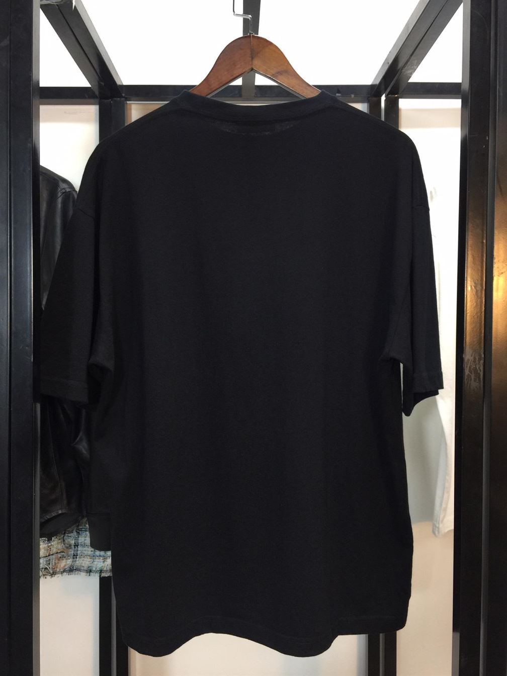 BALENCIAGA MEN’S BB PIXEL MEDIUM FIT T-SHIRT IN BLACK – BAS012