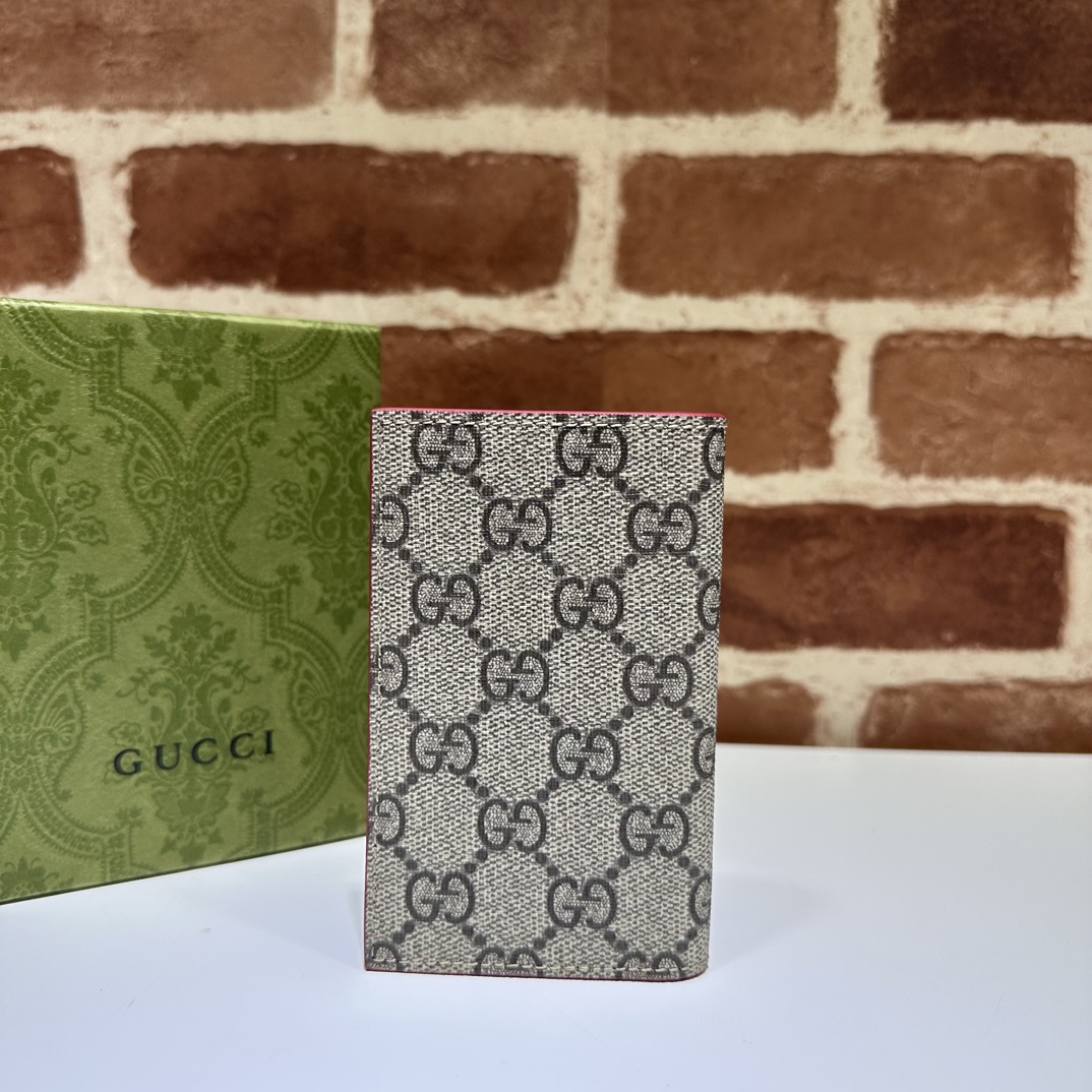 GUCCI ROSSO ANCORA RED INTERIOR PASSPORT CASE- WLG038