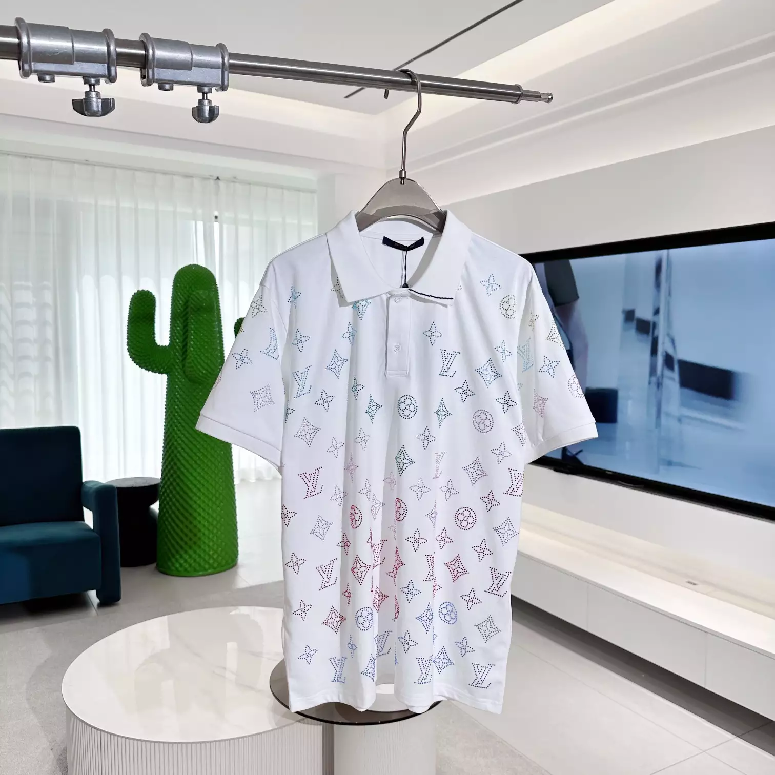 LOGO GRADIENT POLOSHIRT IN WHITE – LVTS142