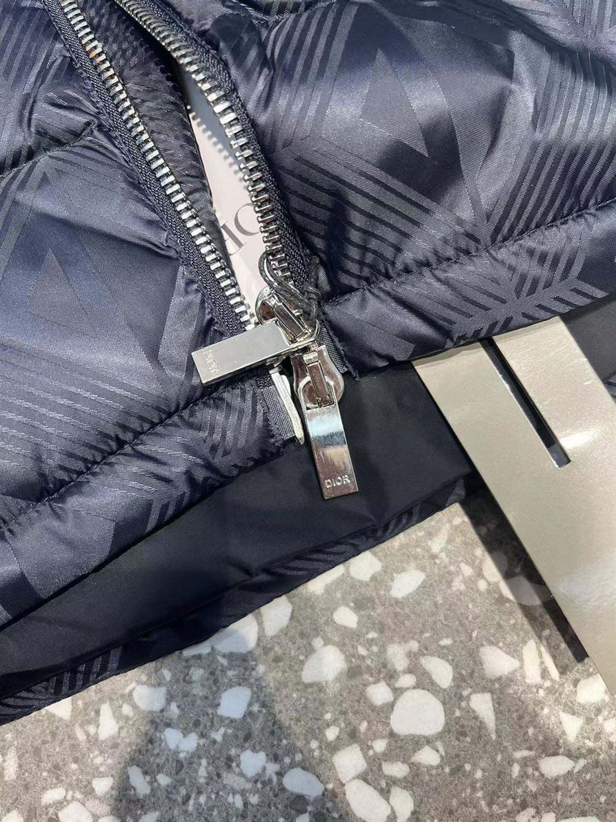 DIOR SLEEVELESS DOWN JACKET – DRC018