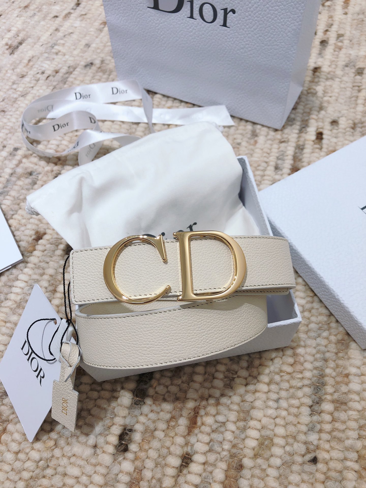 Christian Dior 30 Montaigne Reversible In White – DB027
