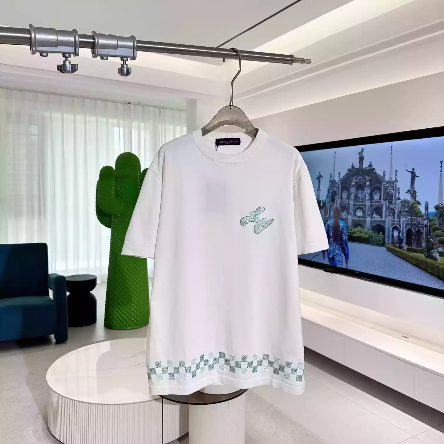 EMBELLISHED SHORT SLEEVED CREWNECK IN WHITE – LVTS098