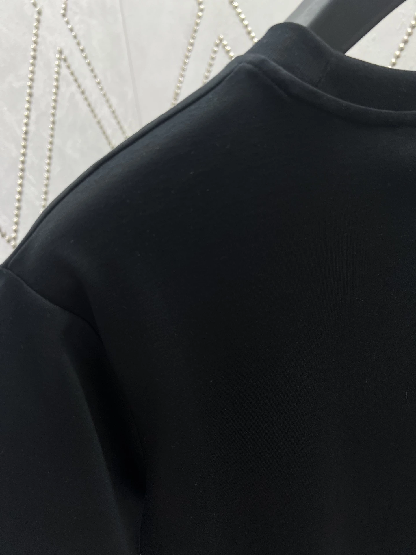 GLOW SIGNATURE T-SHIRT IN BLACK – LVC055