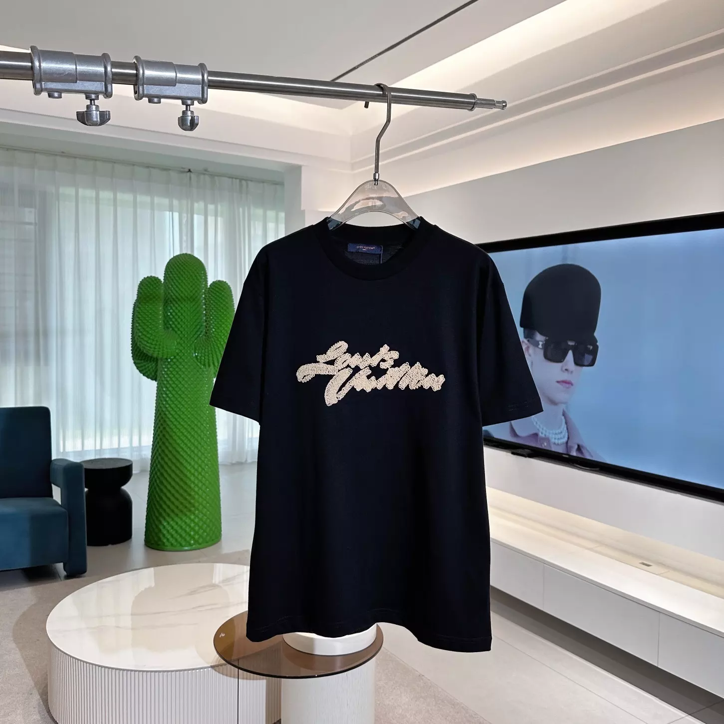 EMBROIDERED SIGNATURE T-SHIRT IN BLACK – LVTS101