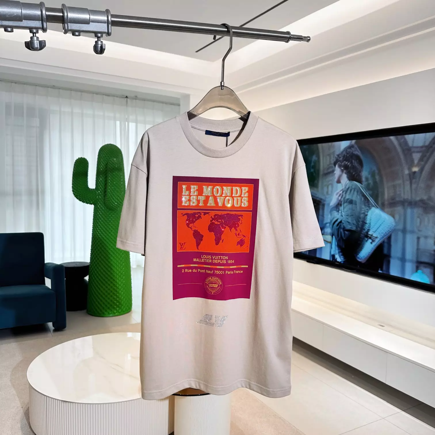 EMBELLISHED GRAPHIC COTTON T-SHIRT IN BROWN – LVTS135