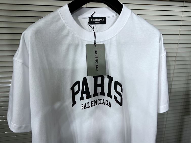 BALENCIAGA MEN’S CITIES PARIS T-SHIRT MEDIUM FIT IN WHITE – BAS008