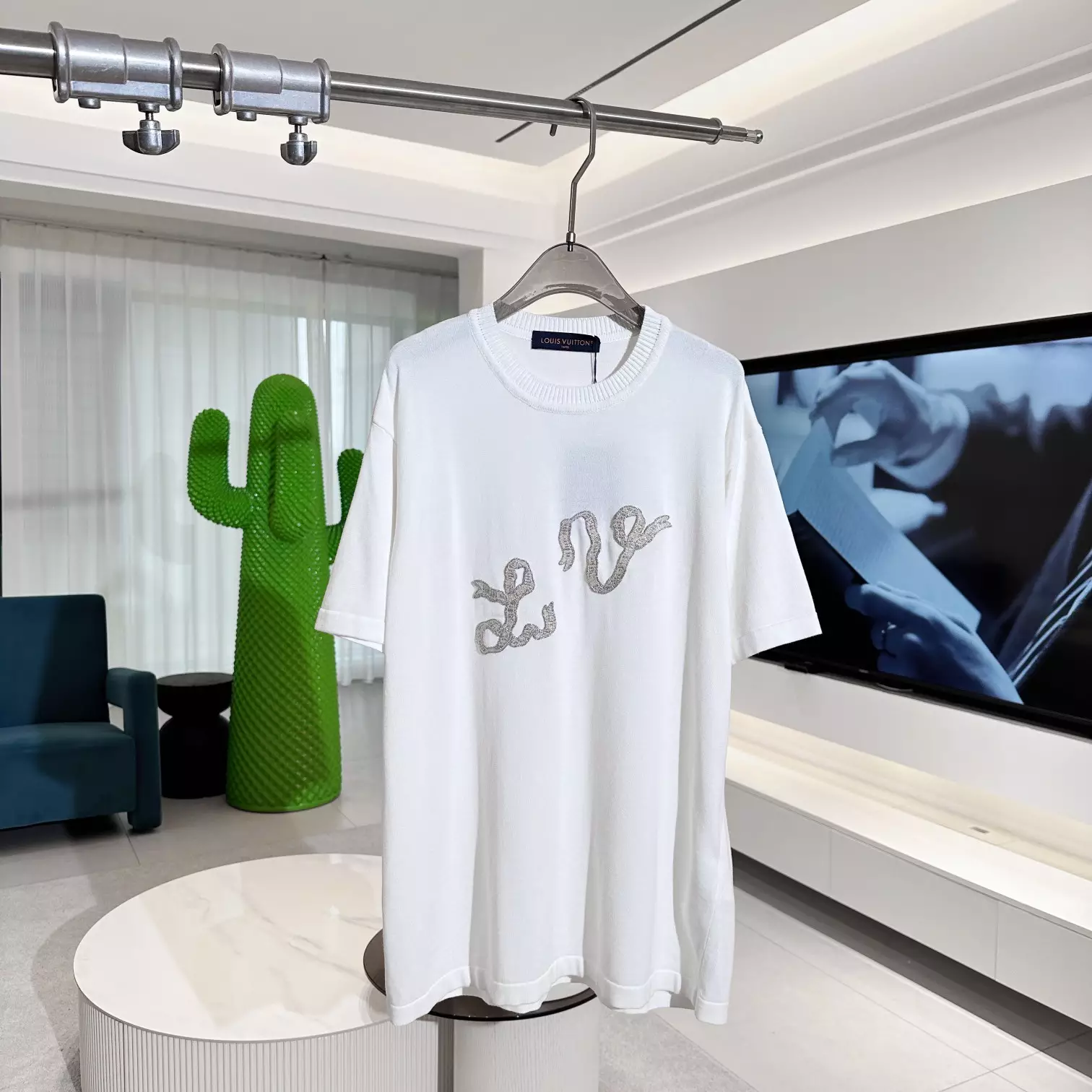 EMBELLISHED SHORT-SLEEVED COTTON CREWNECK IN WHITE – LVTS134