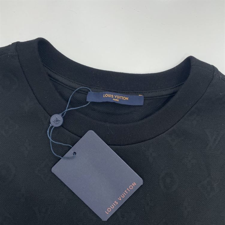 LOUIS VUITTON SIGNATURE 3D POCKET MONOGRAM T-SHIRT – LVTS048