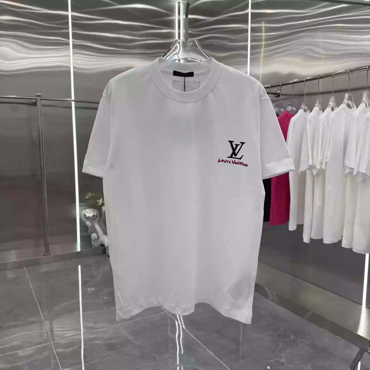 Louis Vuitton White Logo Print T-Shirt  – LVTS084