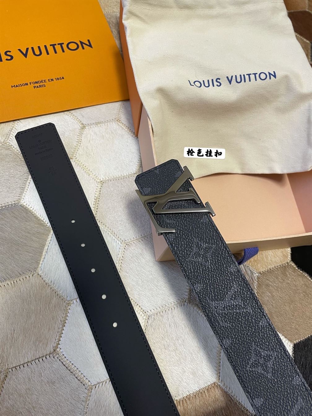 LV INITIALES 40MM REVERSIBLE – LVB010