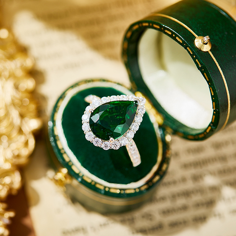 Gold-Plated Green Water Drop Ring – Elegant Pear-Shaped Gemstone