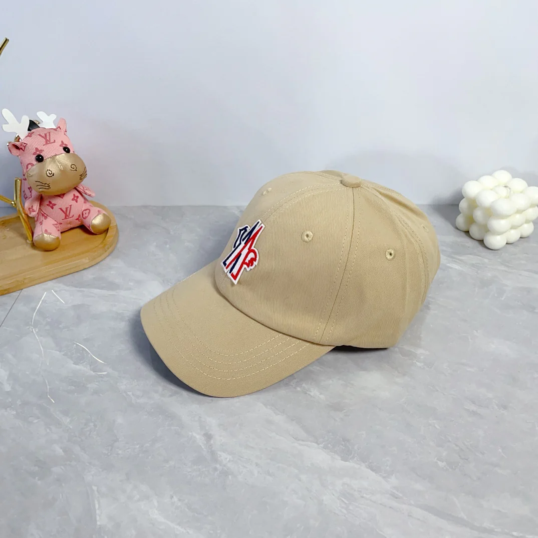 Fashionable embroidered baseball cap