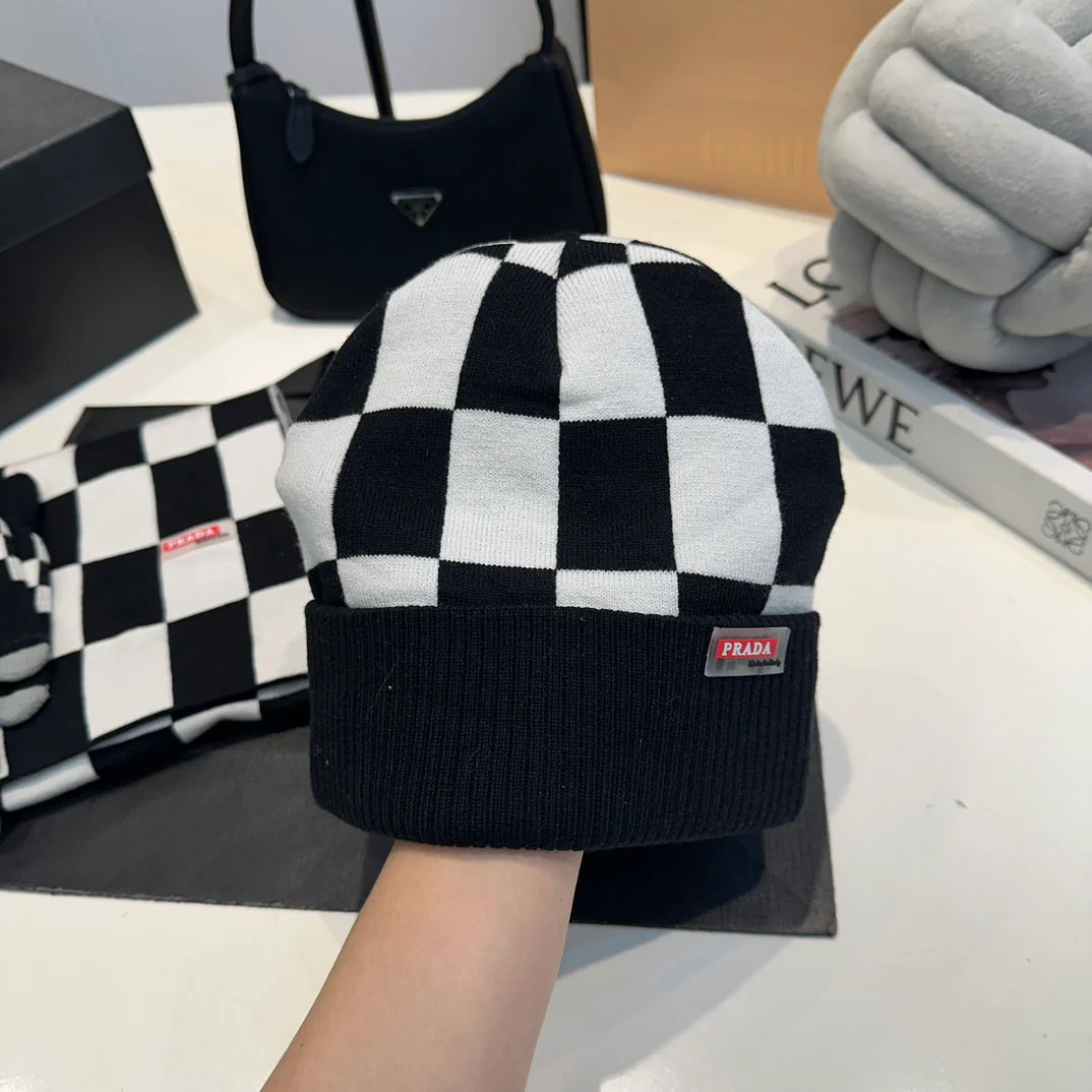 Grid knitted scarf hat gloves set