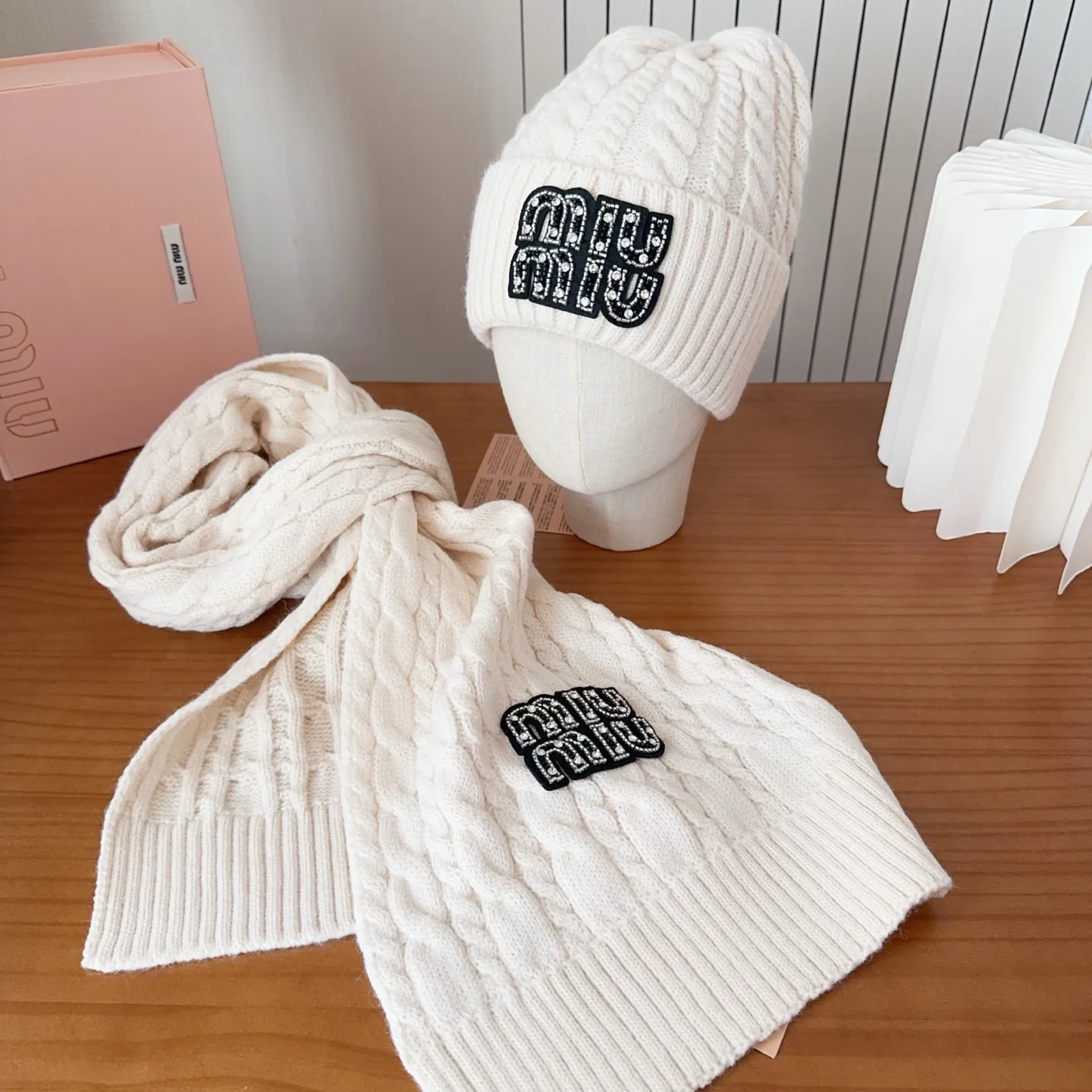 Embroidery knit scarf and hat set