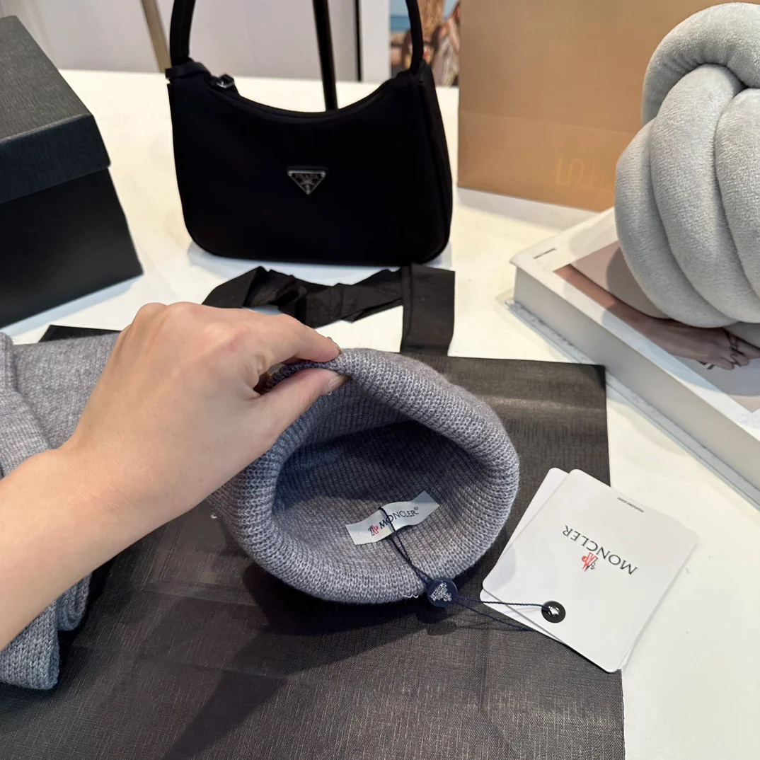 Leather label knitted scarf hat gloves set