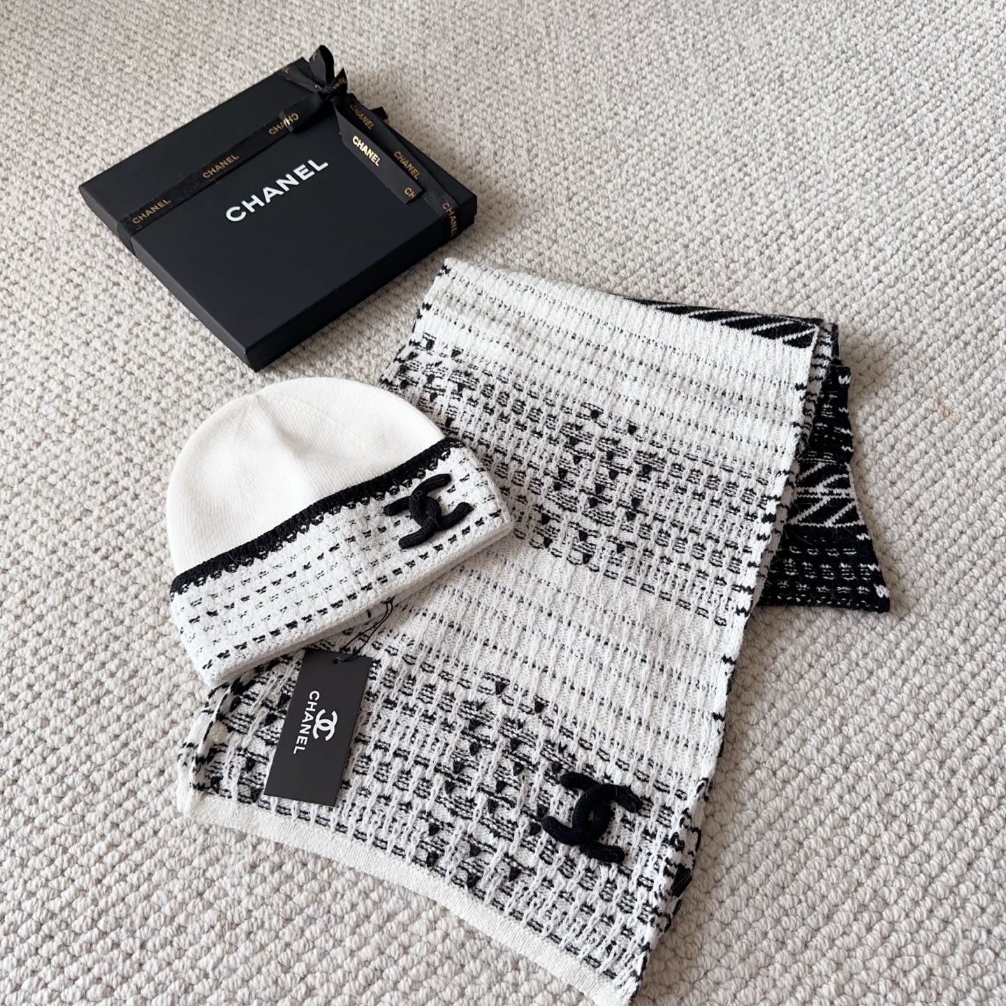 Elegant knitted scarf and hat set