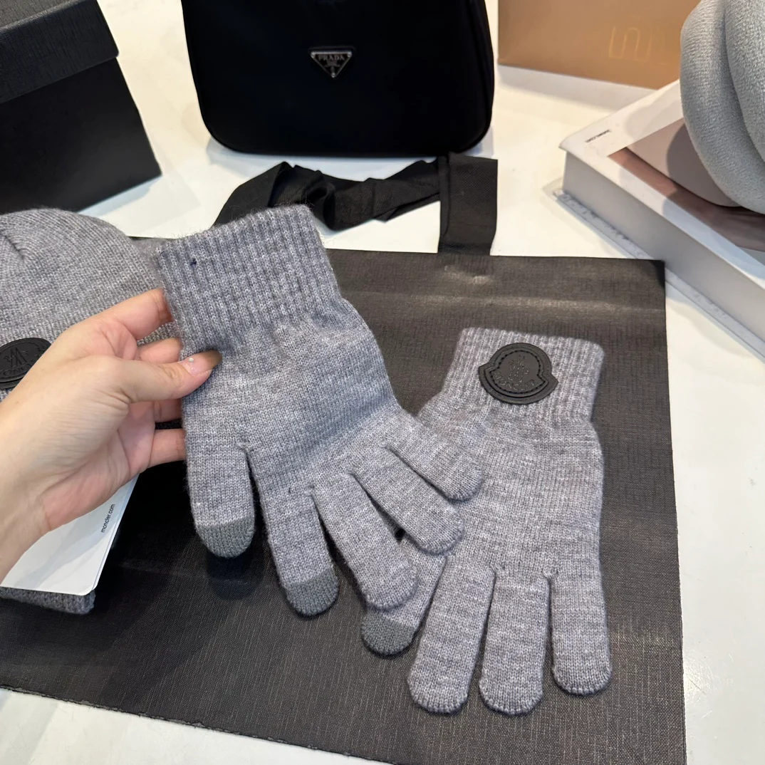 Leather label knitted scarf hat gloves set