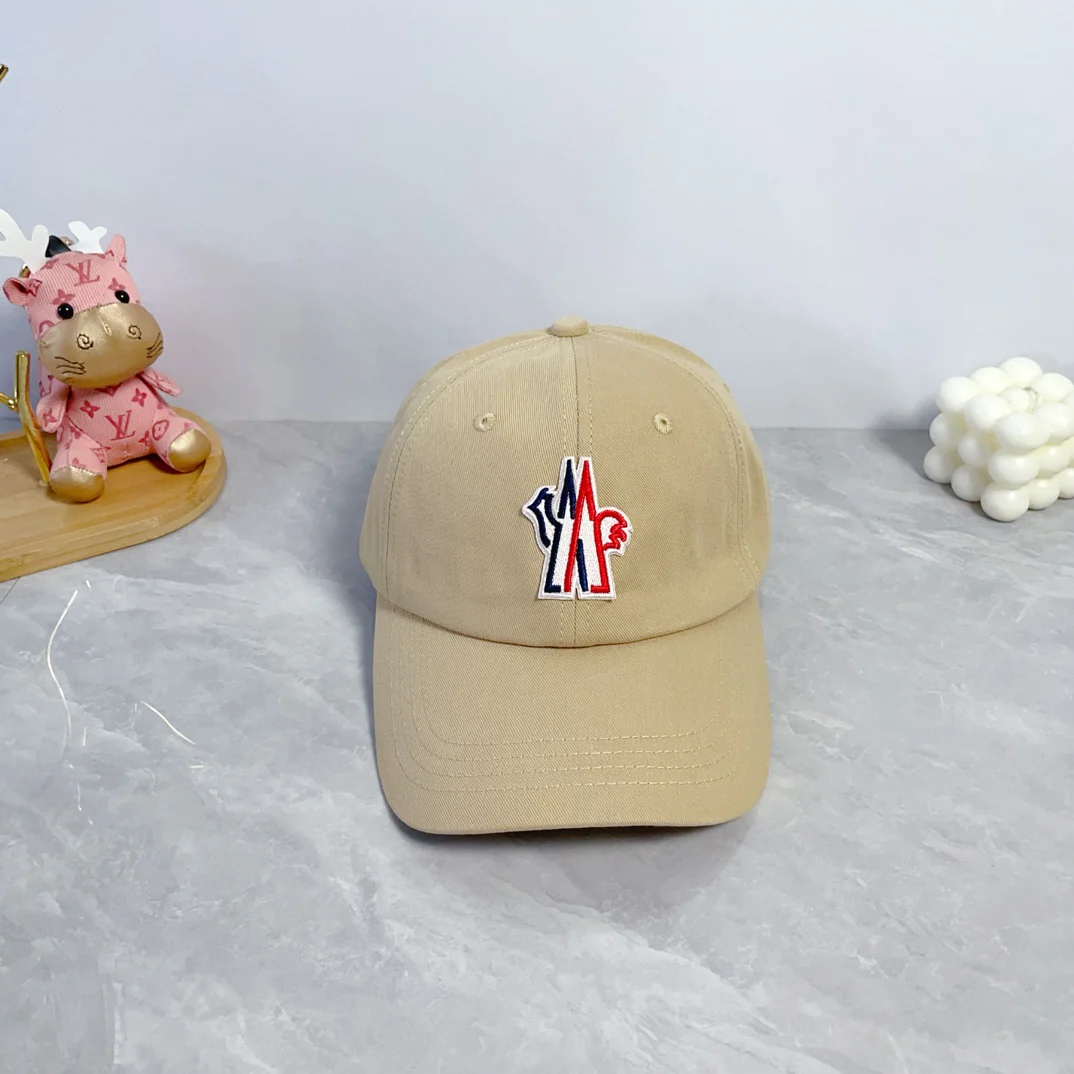 Fashionable embroidered baseball cap