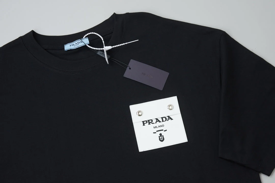 Three-dimensional leather patch T-shirt