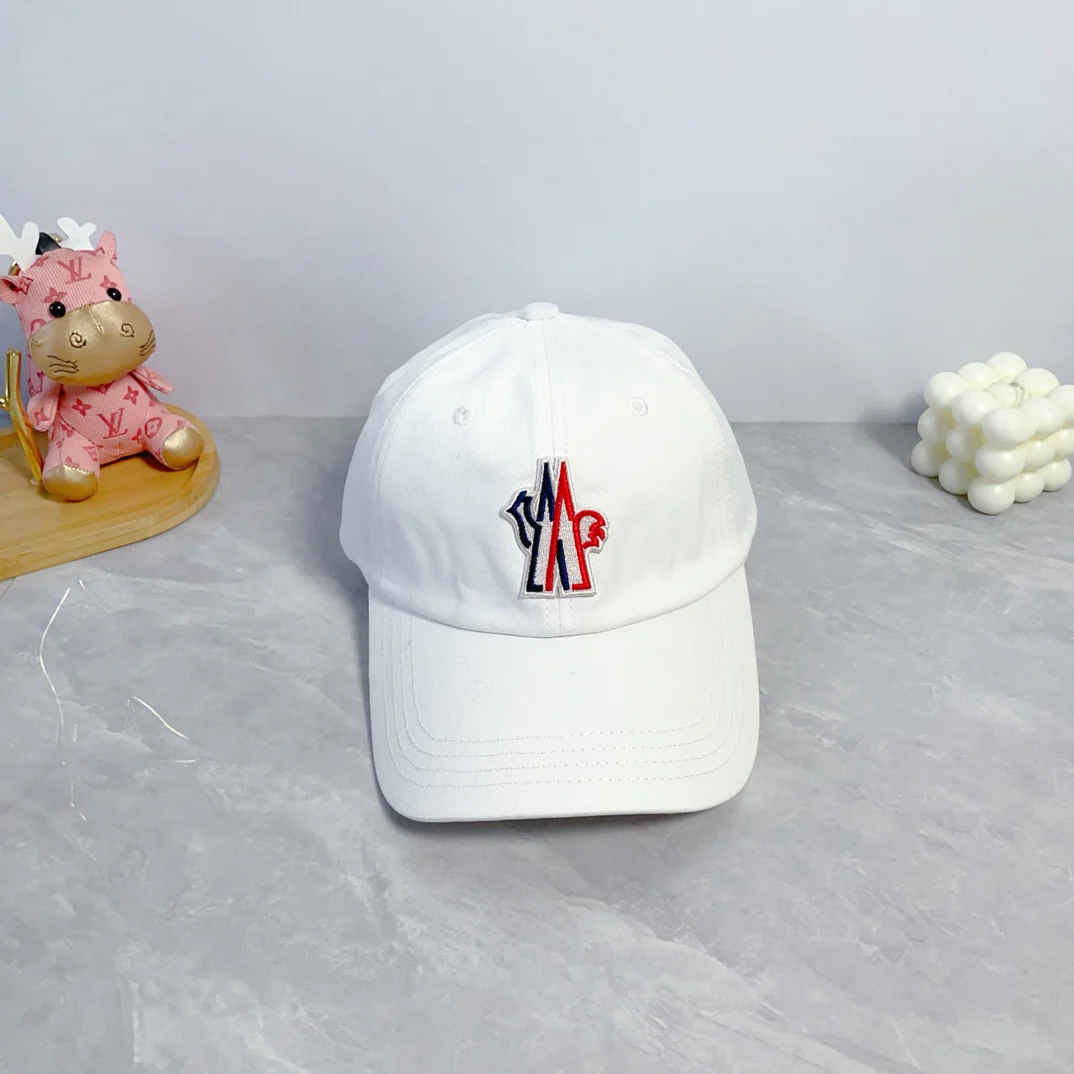 Fashionable embroidered baseball cap