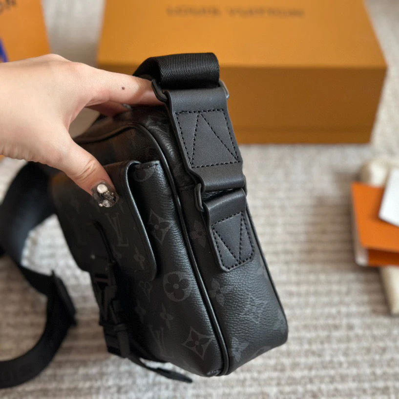 Black Floral Men's Classic Messenger Bag