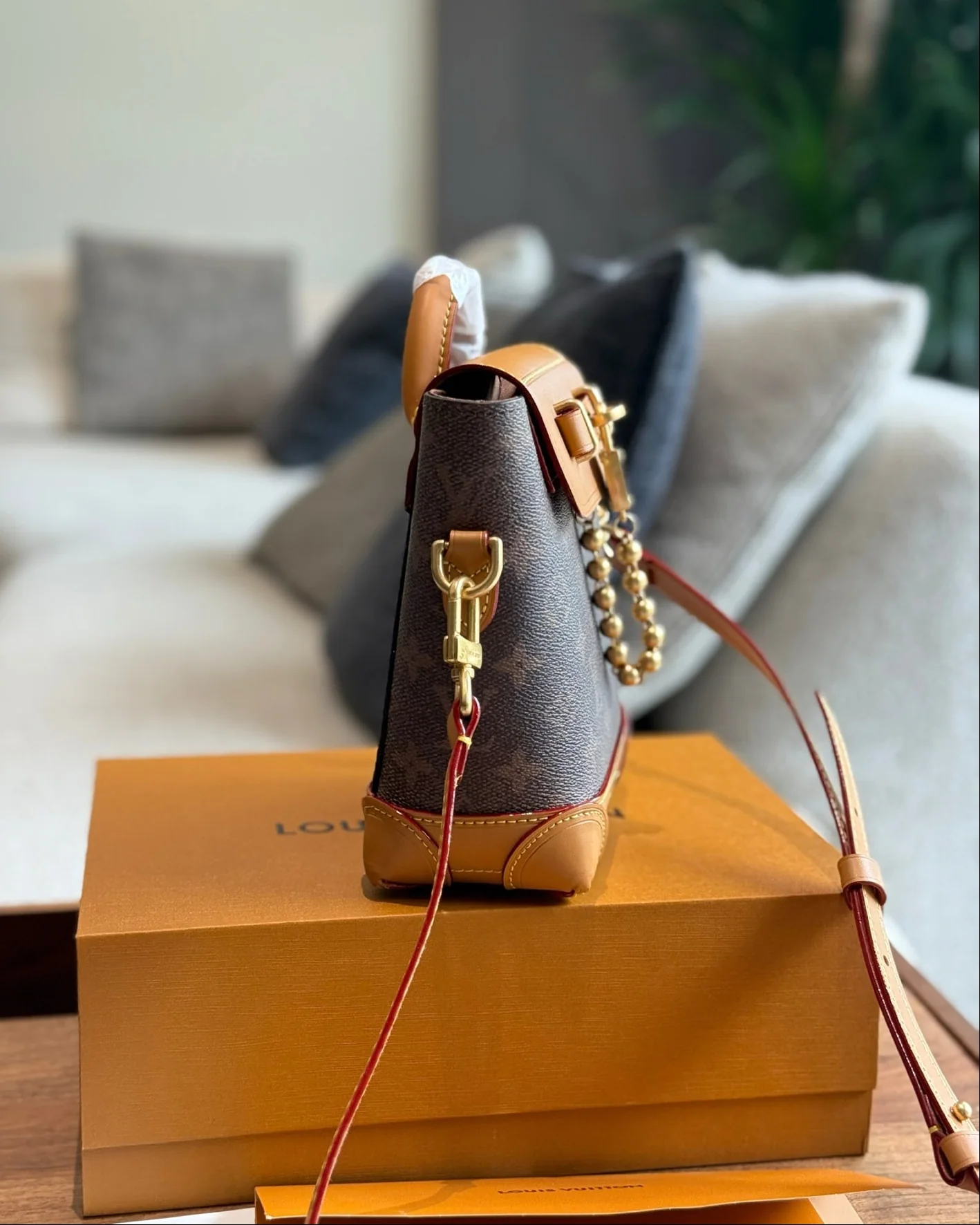 Men's Chain Lock Crossbody Bag