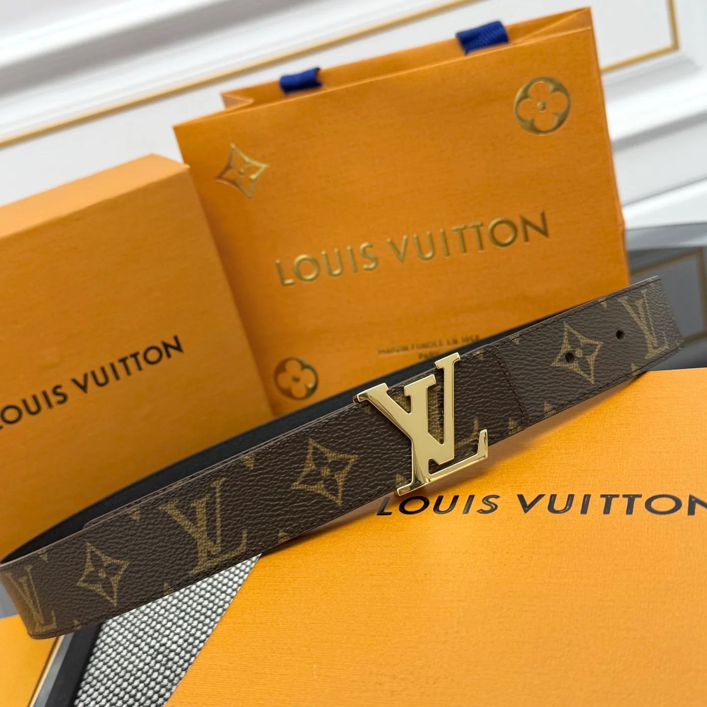 Two-tone leather belt