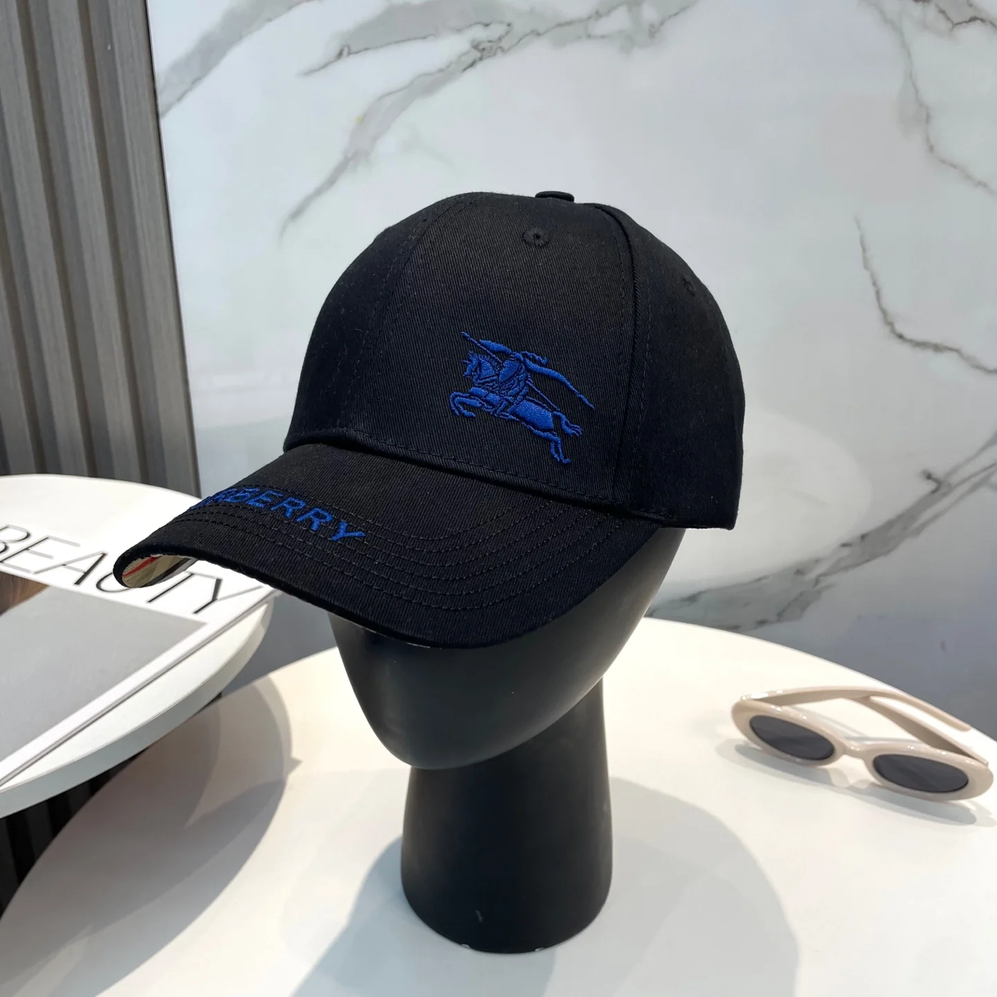 Fashionable embroidered baseball cap