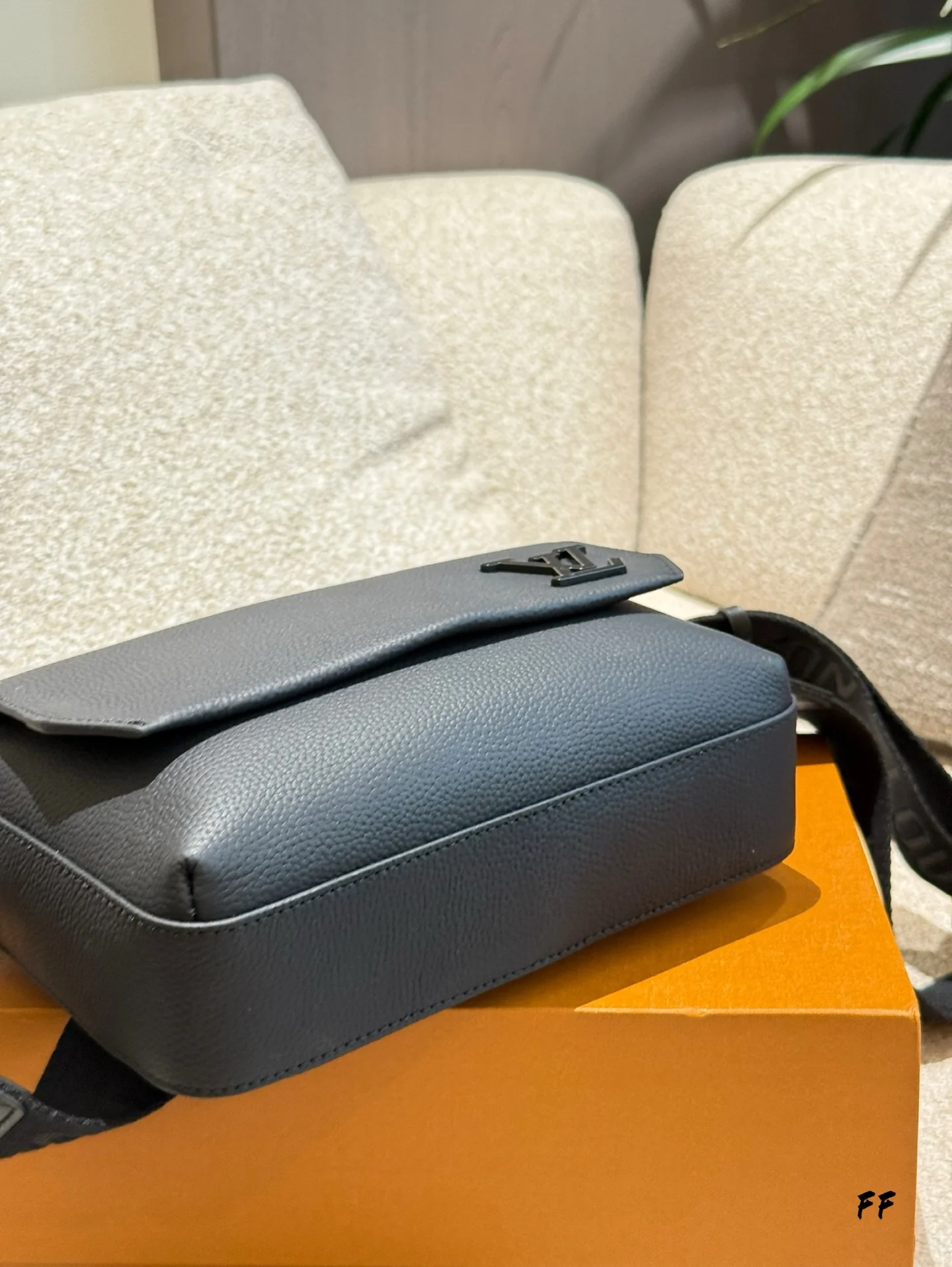 Black Men's Messenger Bag