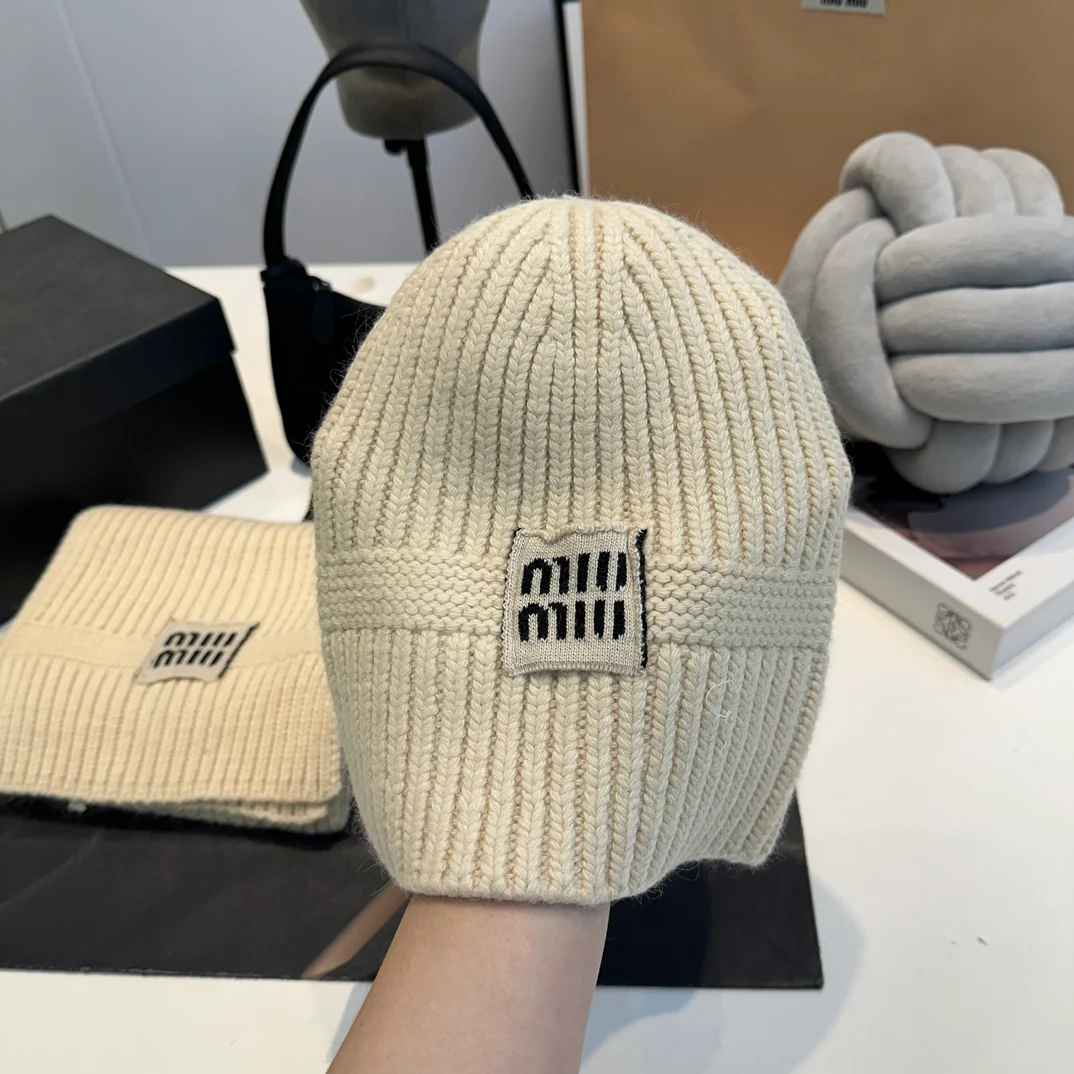 Jacquard knit scarf and hat set