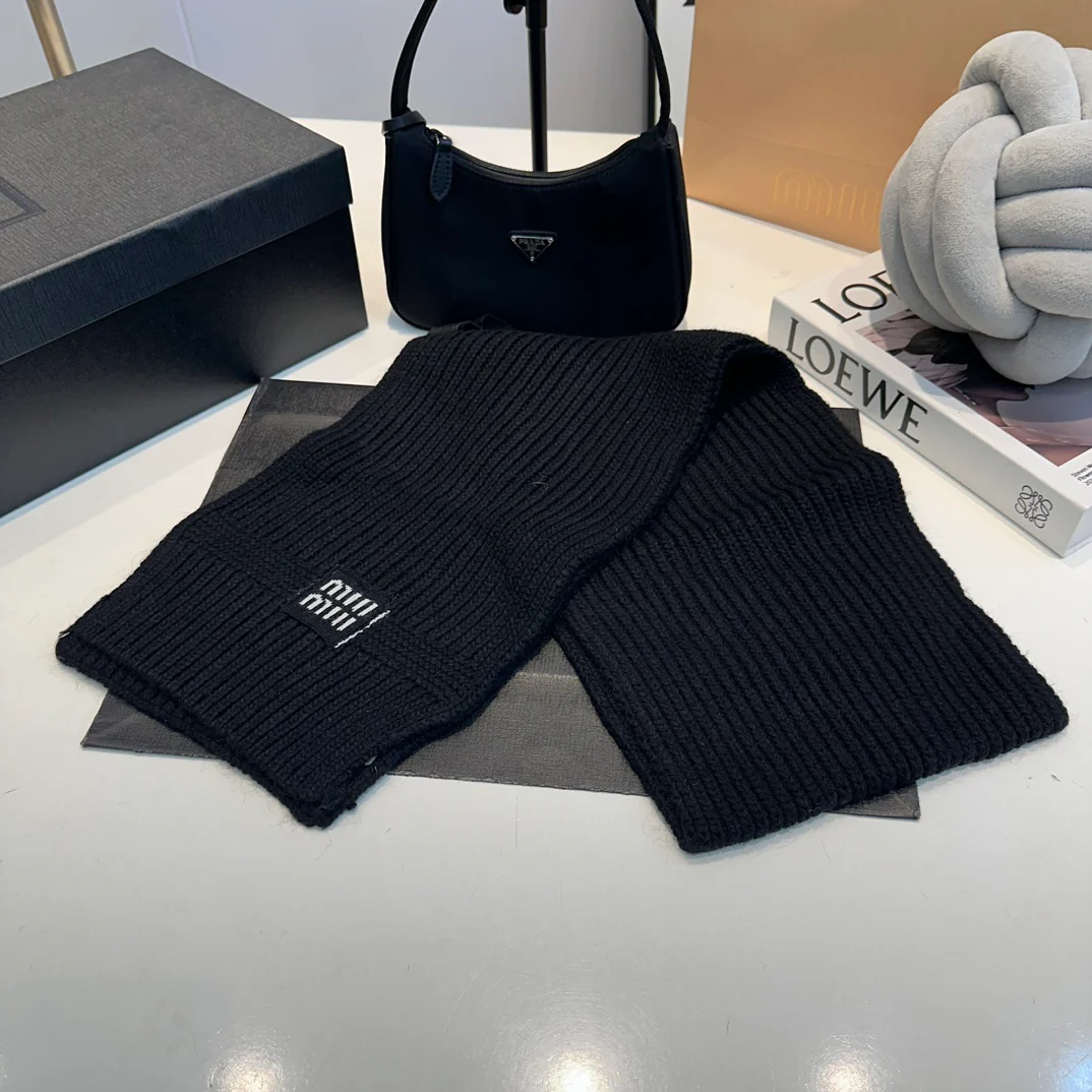 Jacquard knit scarf and hat set