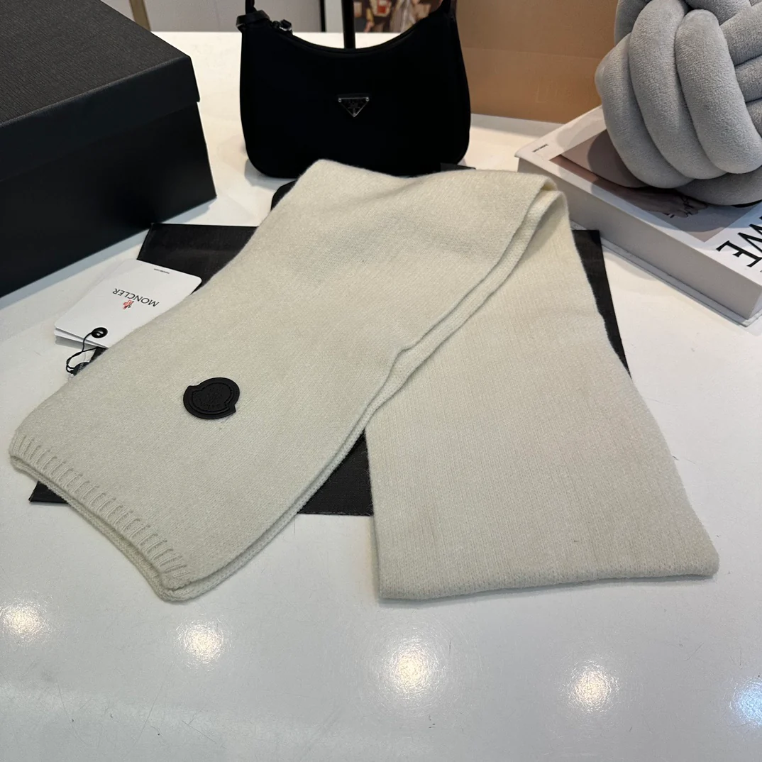 Leather label knitted scarf hat gloves set