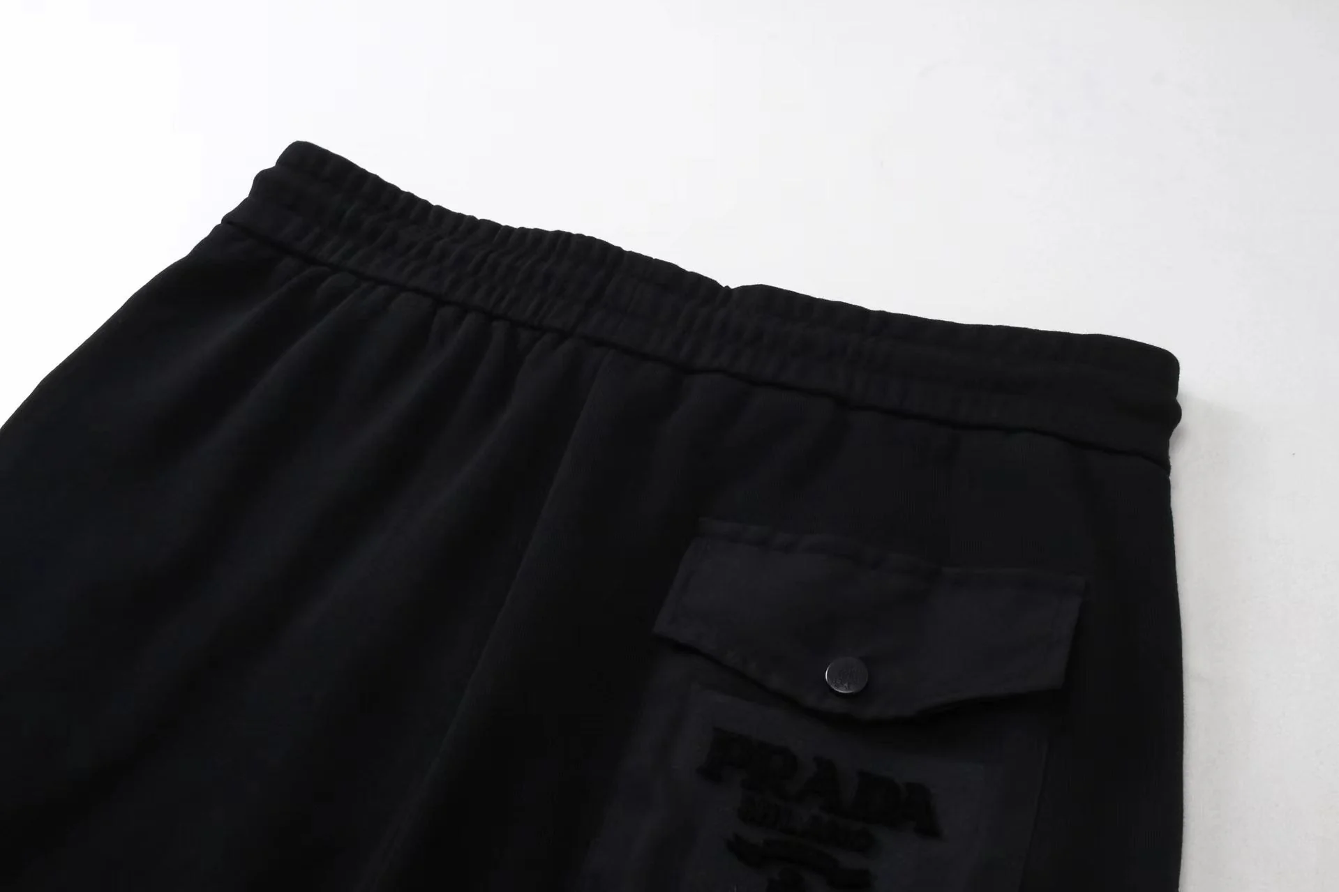 Simple pocket trousers