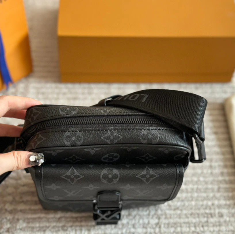 Black Floral Men's Classic Messenger Bag